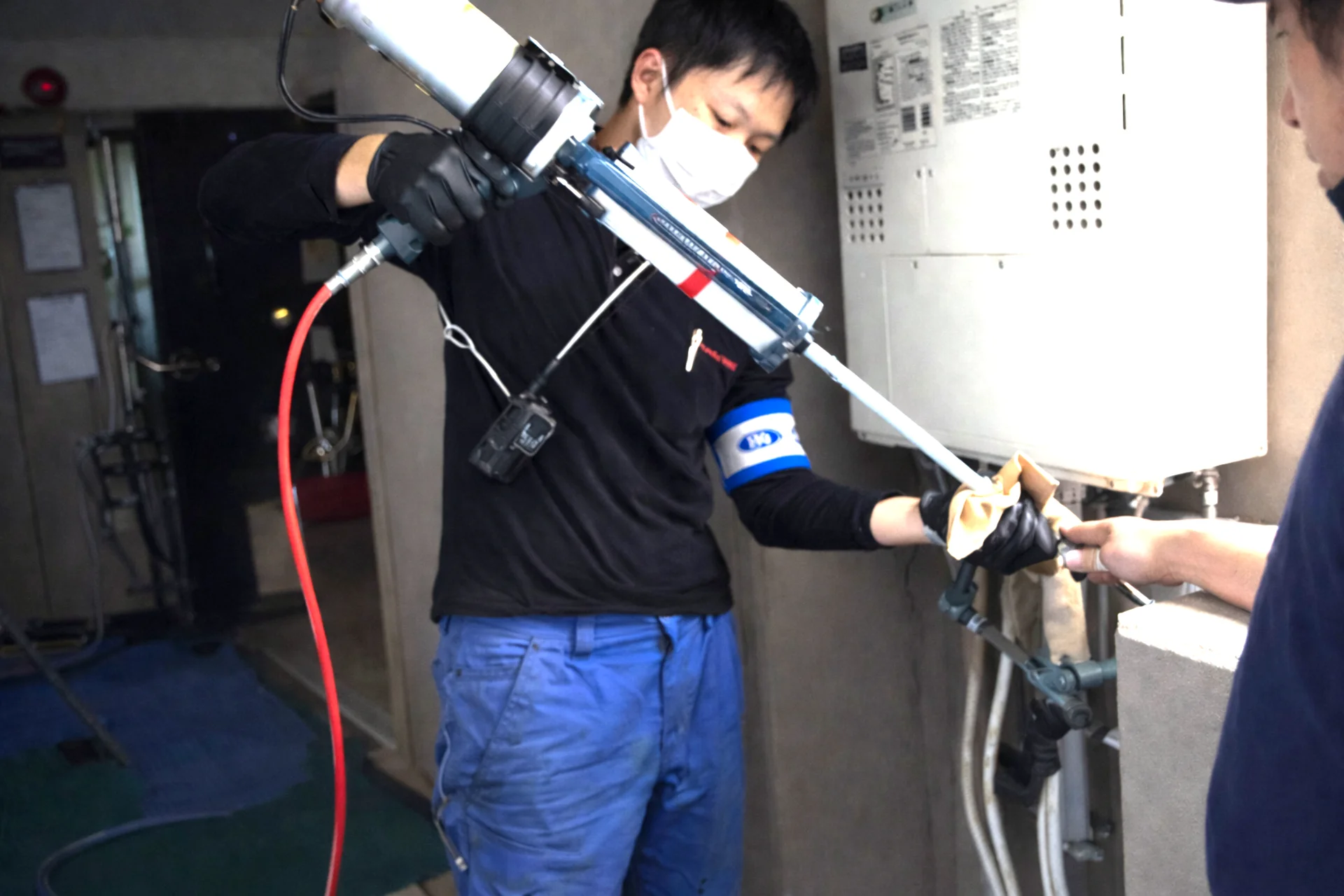ライニング材を注入する施工員