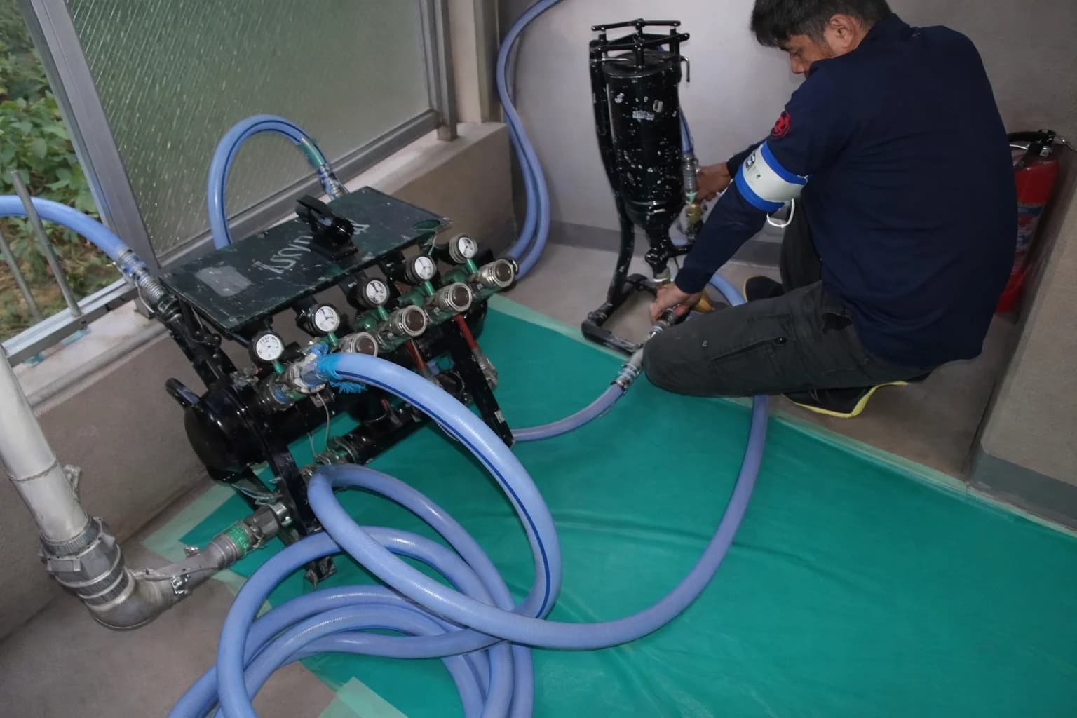 マニホールドを操作する施工員